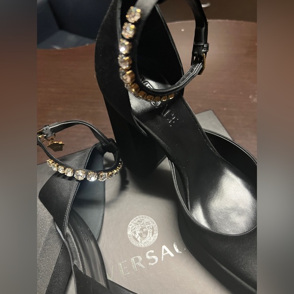 VERSACE Medusa Aevitas Satin Crystal-Embellished Platform Pumps Black 41EU/11US - Picture 5 of 12